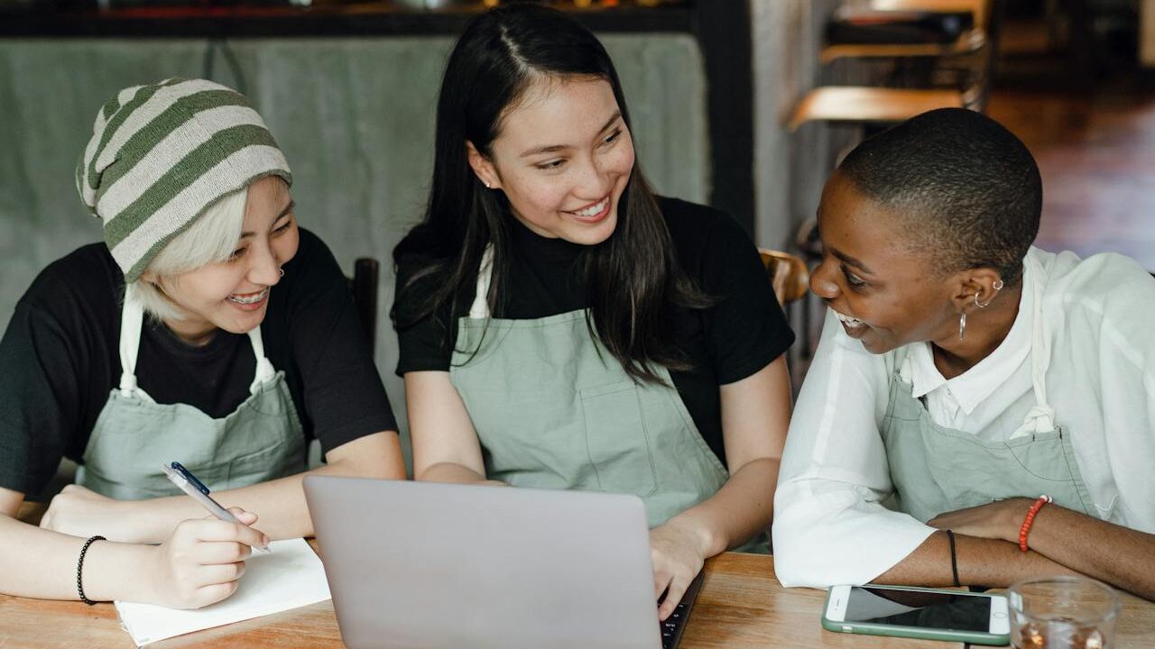 équipe dans un restaurant en réunion avant le service